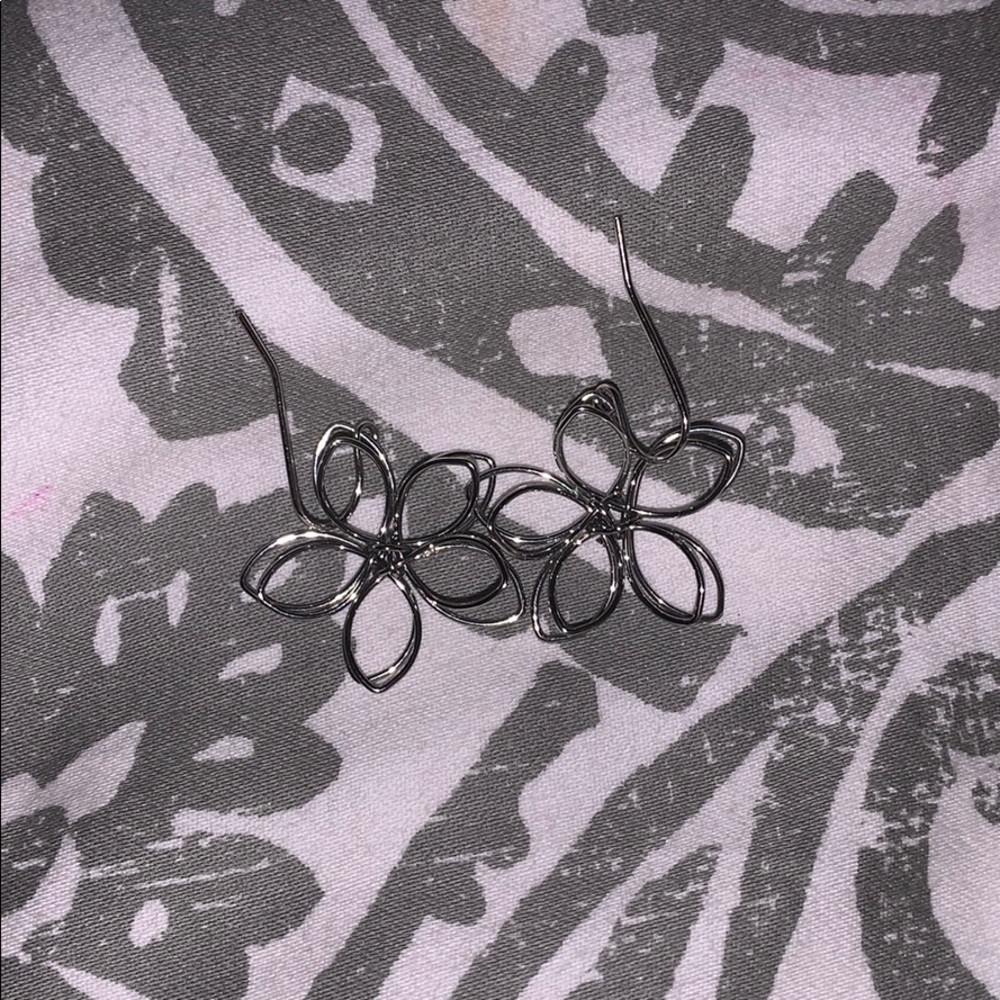 Sliver dangling flower earrings